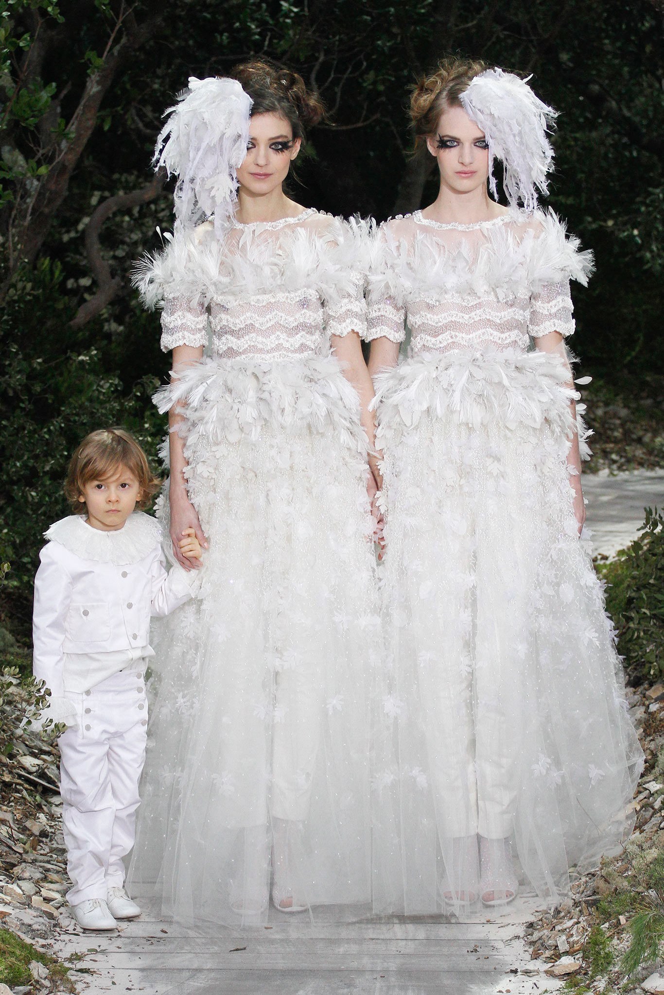 Casal de noivas na entrada final do desfile de verão 2013 alta-costura da Chanel