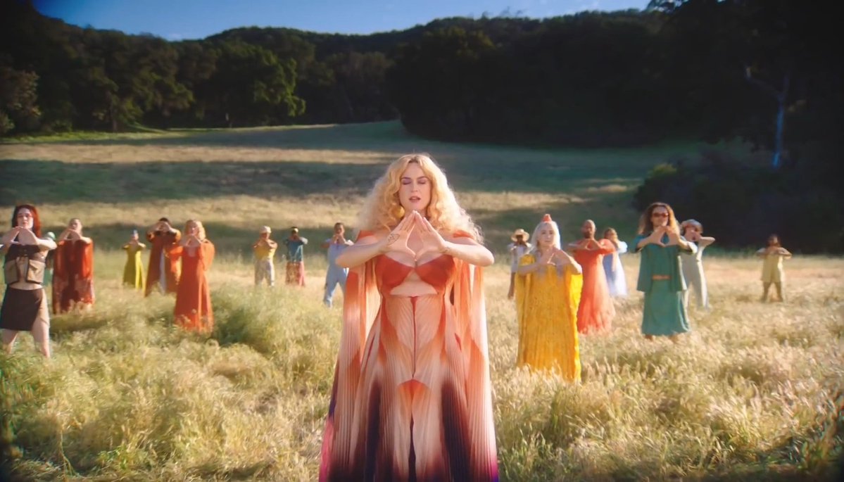 Katy Perry, de Iris Van Herpen, em "Never Really Over"